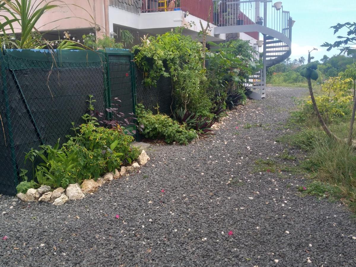 Chambre Avec Cuisine Et Sdb Semi-Privatives Separees Dans Un Ecrin De Verdure Les Abymes Exterior foto